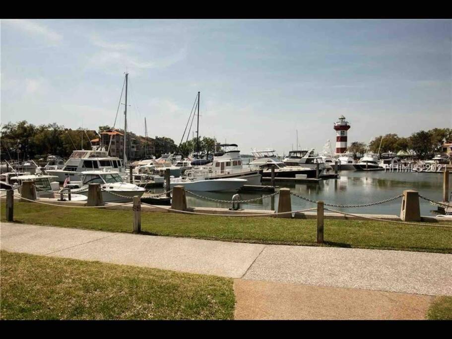 In The Heart Of Harbour Town 2Br 2Ba Pool Access Close To Beach Hilton Head Island Bagian luar foto